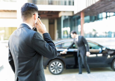 Agent de protection rapprochée en communication, second agent et véhicule en couverture