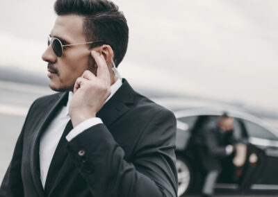 Agent de protection rapprochée en liaison par oreillette pendant un dispositif